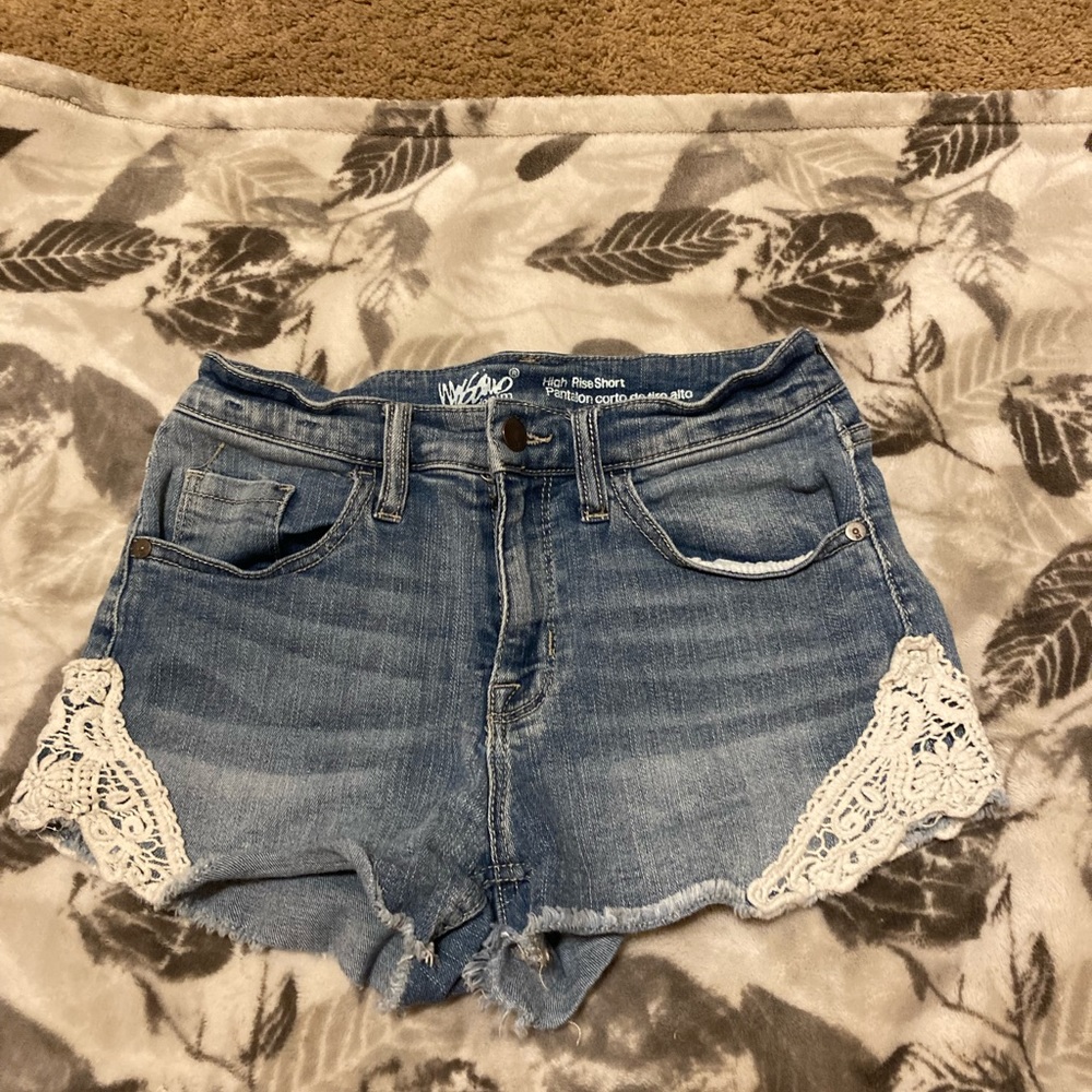 4 pairs of jean shorts to range all are about a women’s       S/M 1 low 3 high